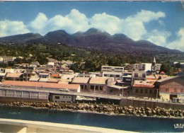 X25  /  OUTRE MER CPSM 1970 GUADELOUPE BASSE TERRE / AU LOIN LE MASSIF DE LA SOUFRIERE - Basse Terre