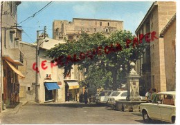 04 - GREOUX LES BAINS - LA PLACE ET LA FONTAINE - AU FOND LE CHATEAU - Gréoux-les-Bains