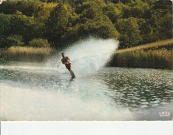 SKI NAUTIQUE SUR UN LAC LANDAIS - Water-skiing