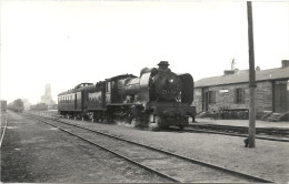 59  BRAY  DUNES   CARTE  PHOTO   Le  25  11 1956    MACHINE   BELGE TYPE 7 -039  AU DEPOT   DE  BRAYE  DUNES - Bray-Dunes