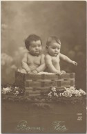 CPA Enfants - Bonne Fête - Deux Bébés Nus Dans Une Corbeille - Retratos