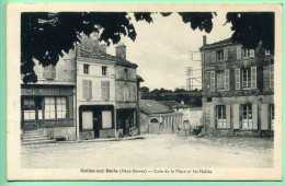 79 CELLES-sur-BELLE - Coin De La Place Et Les Halles - Celles-sur-Belle