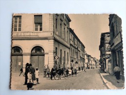 Carte Postale Ancienne : CASTELSARRASIN : Rue De La Fraternité , Animé - Castelsarrasin