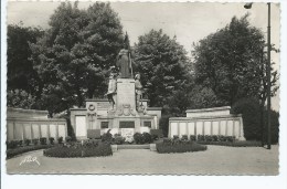 CPSM LA MADELEINE, LE MONUMENT AUX MORTS, Format 9 Cm Sur 14 Cm Environ, NORD 59 - La Madeleine