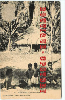 NOUVELLE CALEDONIE < HIENGHENE - ALLAITEMENT Et ENFANTS NUS Dans Un VILLAGE Sur La ROUTE De TIPINDJE < DOS SCANNE - Nouvelle-Calédonie