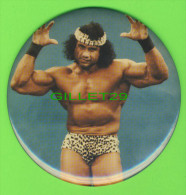 MACARON - PIN'S,  LUTTE - JIMMY SUPERFLY SNUKA - LUTTEUR DU QUÉBEC EN 1980 - DIMENSION 15 Cm DIAMÈTRE - - Wrestling