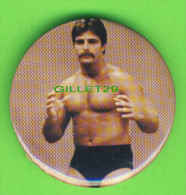 MACARON - PIN'S, LUTTE - RAYMOND ROUGEAU - CHAMPION LUTTEUR DU QUÉBEC EN 1985 - DIMENSION  6 Cm DIAMÈTRE - - Lotta