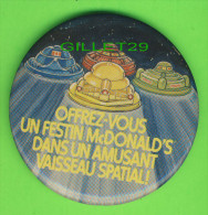 PIN´S, McDONALD´S - BADGE - OFFREZ-VOUS UN FESTIN McDONALD´S DANS UN VAISSEAU SPATIAL - DIMENSION 6 Cm DIAMÈTRE - - McDonald's