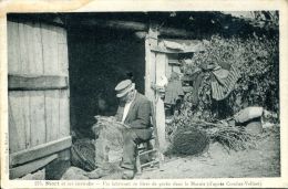 Delcampe - N°40561 -cpa Niort -un Fabricant De Filets De Pêche Dans Le Marais- - Fischerei
