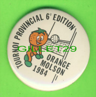 PIN´S - MACARONS - VOLLEYBALL - TOURNOI PROVINCIAL 6e EDITION ORANGE MOLSON 1984 , DE SEPT-ILES , QUÉBEC - - Voleibol