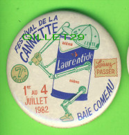 PIN'S - MACARONS - ÉPINGLETTE BASEBALL - FESTIVAL DE LA CANNETTE BALLE LENTE - 7e EDITION, 1982 DE BAIE COMEAU, QUÉBEC - - Béisbol