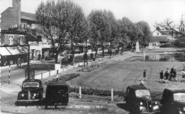 Feltham - The Pond And War Mémorial - Middlesex