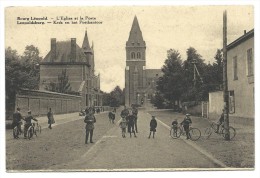 Carte Postale - LEOPOLDSBURG - BOURG LEOPOLD - L'Eglise Et La Poste - Kerk En Het Postkantoor - Vélo-  CPA  // - Leopoldsburg