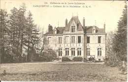 44 - NANTES  CARQUEFOU - Le Château De La Madelaine ( Vieille Voiture Garée Devant ) - Carquefou