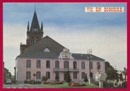 VIC EN BIGORRE. La Mairie Et L´Église. (C.P.M. - Grand Format. - Voir Description.) - Vic Sur Bigorre