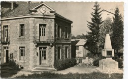 CPSM 43  LE CHAMBON SUR LIGNON LA MAIRIE ET LE MONUMENT AUX MORTS 1956 - Le Chambon-sur-Lignon