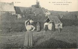 SAINT SAUVEUR LE VICOMTE LA FERME DU QUESNOY FEMME PORTANT UN BIDON D'EAU - Sonstige & Ohne Zuordnung