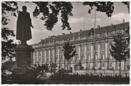 Ansbach - S/w Schloß Mit Platen Denkmal - Ansbach