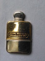 Pins Parfums    Cacharel - Perfume