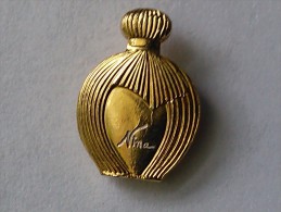 Pins Parfums  Doré Nina Ricci - Perfume