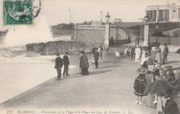 BIARRITZ (Pyrénées-Atlantiques) - Promenade De La Plage Et Le Phare Un Jour De Tempête - Très Animée - Biarritz