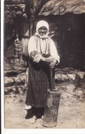 CP Photo Mai 1918 Albanie - Type D'Albanaise, Costume, Broderie, Cuisine, Un Pilon (A86, Ww1, Wk1) - Albanie