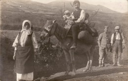 CP Photo 14-18 Albanie - Type D'albanais, Paysan Avec Enfant Sur Cheval, Costume, Soldats Français (A86, Ww1, Wk1) - Albanië