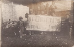 CP Photo 14-18 Albanie - Type D´enfants Albanais Avec Un Drapeau, D'Orient, Recevez Mes Amitiés (A86, Ww1, Wk1) - Albanië