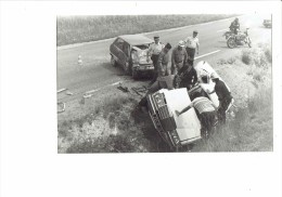 21 AUXONNE - Photographie Accident De Voitures  POMPIERS Gendarmes - 1985 - Voiture R5 MERCEDES Moto - Polizei