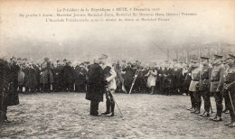 Le Président De La République à METZ, 8 Décembre 1918, L'accolade  Après La Remise Du Bâton Au Maréchal PETAIN - Metz Campagne