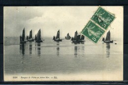 CPA . Barques De Péche Et Voiliers En Pleine Mer . Voir Recto - Verso  (S981) - Rowing