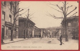LYON VAISE : Entrée Des Abattoirs , Café Raine , Cachet Militaire 1917 , Recto Verso - Lyon 9