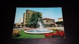 C-19139 CARTOLINA VIGEVANO - FONTANA IN PIAZZA DELLA STAZIONE - AUTO D'EPOCA - Vigevano