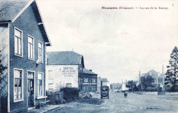 MOMIGNIES - Belgique - La Rue De La Station ( Hôtel De La Gare Et Epicerie "Albane Dosouette - Carte Animée - Momignies