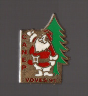 Pin's Pere Noel / Comité De L'Arbre De Noel Des Ecoles Publiques De Voves 91 - Qualité Zamac - Navidad