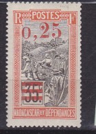 MADAGASCAR  N° 126 0.25 C S 35C ROUGE ET NOIR TRANSPORT EN FILANZANE  SANS  CHARNIERE - Unused Stamps