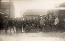 CPA 865 - MILITARIA - Carte Photo Militaire - Soldats Et Camions Militaire - Non Situer - Materiaal