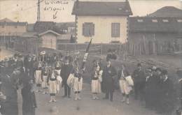 Tunisie    Tunis   Fête  Défilé  On Lit Sur La Pancarte La Vicoire De Tunis   Carte Photo (voir Scan) - Tunisia