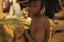 DAKORO 1982, Photo Raymond Fau, Femme Seins Nus, Allaitant Son Bebe - Niger