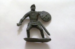 TEUTONIC CHEVALIER / WARRIOR-PLASTIC FIGURINE - Oud Speelgoed