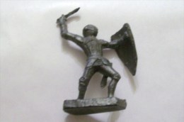 TEUTONIC CHEVALIER / WARRIOR-PLASTIC FIGURINE - Jouets Anciens