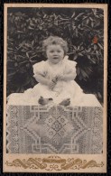 SUPERBE VIEILLE PHOTO (format Passeport) - PETITE FILLE AVEC JOUET SUR DENTELLE - G - Old (before 1900)