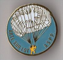 PIN´S SPORT PARACHUTISME ASPP ARTE SUR LOT - Parachutespringen