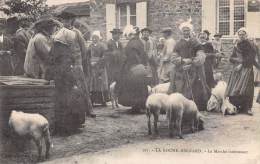 La Roche-Bernard    56      Un Marché Intéressant     (Cochons) - La Roche-Bernard