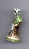 Fève Brillante  SUJET DE CRECHE - Femme Au Châle Avec Volaille Socle Vert - Santons