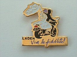 Pin´s PIN´UP - MOTO LADEN VIVE LA LIBERTE - Pin-ups