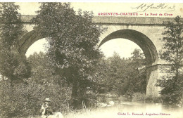 Argenton Chateau. Le Pont De Ciron Et Un Promeneur Avec Son Chien. - Argenton Chateau