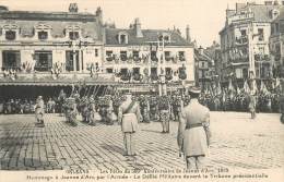 ORLEANS LES FETES DU 500E ANNIVERSAIRE DE JEANNE D'ARC LE DEFILE MILITAIRE DEVANT LA TRIBUNE PRESIDENTIELLE - Orleans