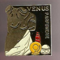 39441-pin's .Parfum.Parfumerie Venus Saint Martin En Haut.Picasso. . - Parfum