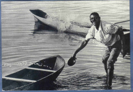 Carte Postale Brésil Pêcheur  Photo John Hall   Trés Beau Plan - Otros